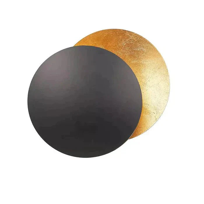 "Lampada da parete design eclisse, luce soffusa calda, metallo resistente, per atmosfera accogliente in soggiorno o camera."