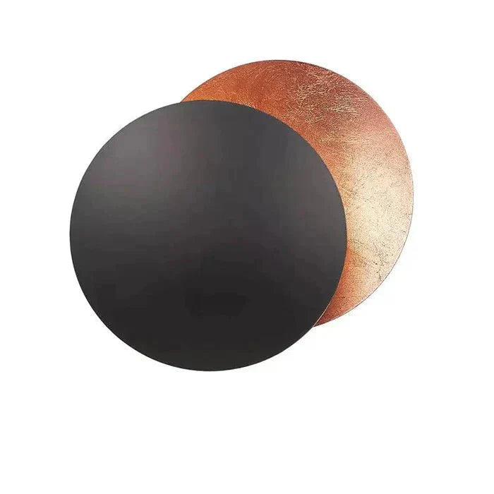 "Lampada da parete design eclisse, luce soffusa calda, metallo resistente, per atmosfera accogliente in soggiorno o camera."