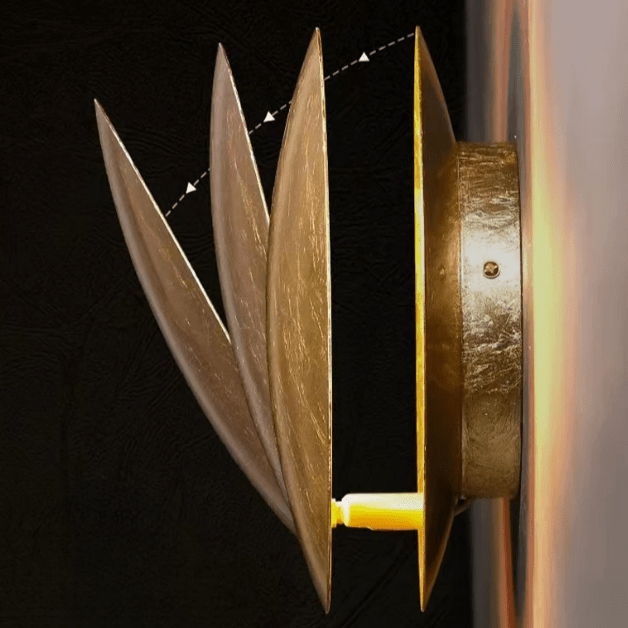 "Lampada da parete design eclisse, luce soffusa calda, metallo resistente, per atmosfera accogliente in soggiorno o camera."