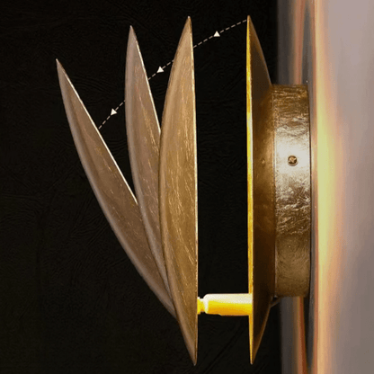 "Lampada da parete design eclisse, luce soffusa calda, metallo resistente, per atmosfera accogliente in soggiorno o camera."