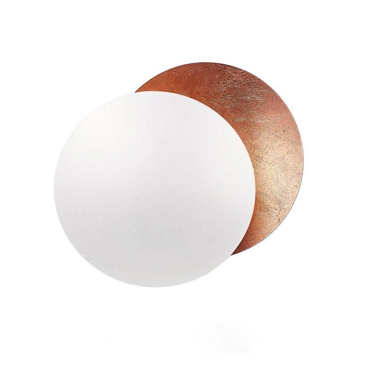 "Lampada da parete design eclisse, luce soffusa calda, metallo resistente, per atmosfera accogliente in soggiorno o camera."
