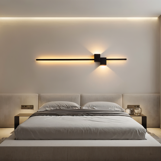 "Lampada da parete LED minimalista nera in metallo, design lineare elegante per ambiente moderno, dimensioni variabili."