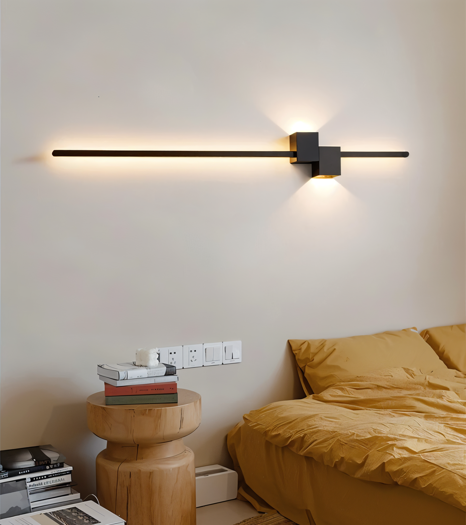 "Lampada da parete LED minimalista nera in metallo, design lineare elegante per ambiente moderno, dimensioni variabili."
