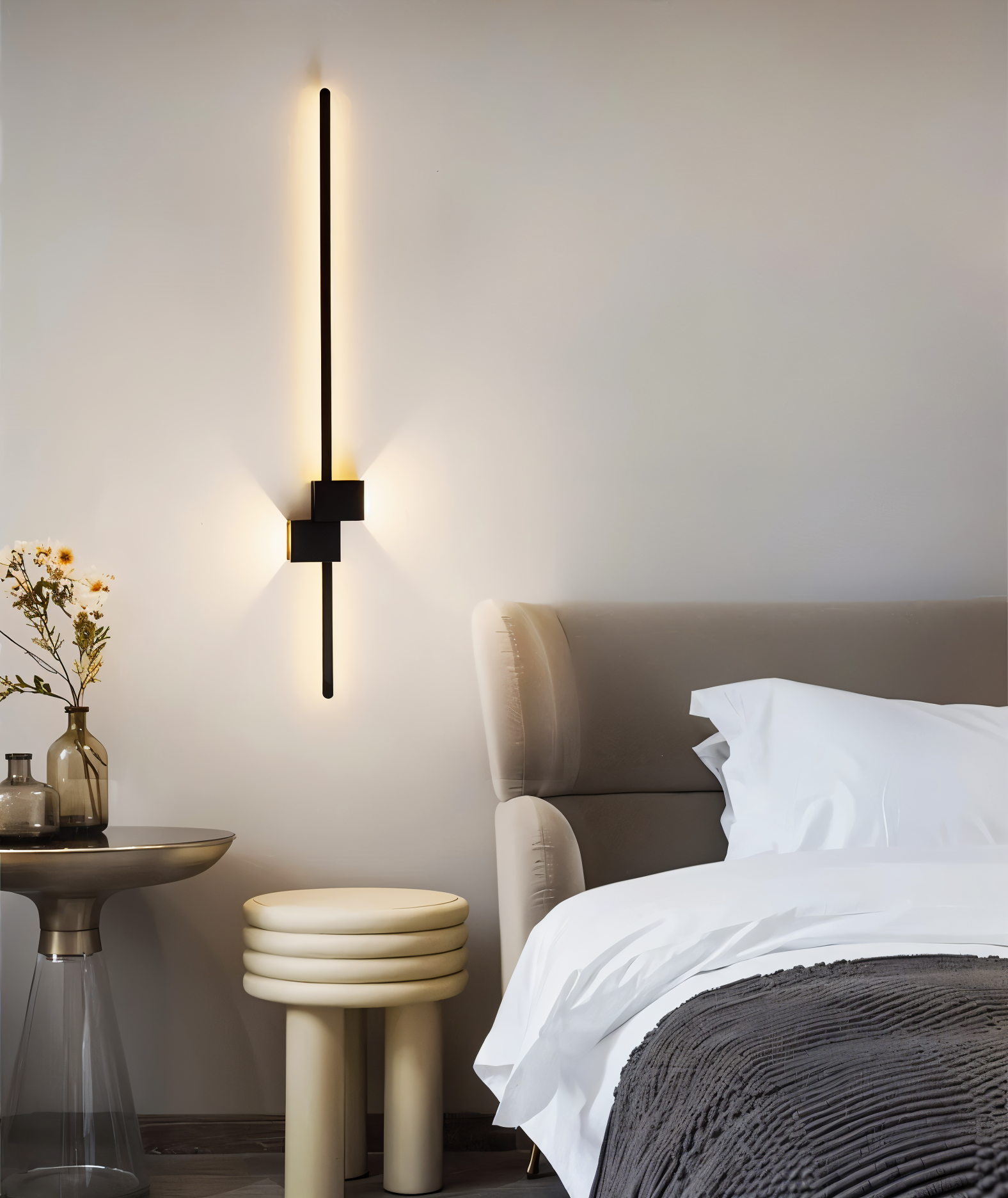 "Lampada da parete LED minimalista nera in metallo, design lineare elegante per ambiente moderno, dimensioni variabili."