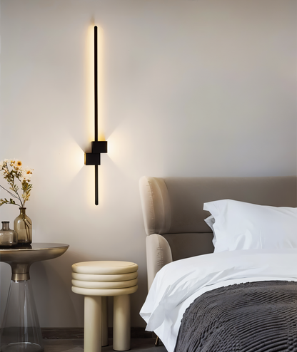 "Lampada da parete LED minimalista nera in metallo, design lineare elegante per ambiente moderno, dimensioni variabili."