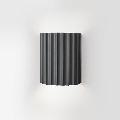 "Lampada da parete moderna in resina con luce LED soffusa, design minimalista; illumina soggiorni e camere da letto."