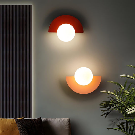 "Lampada da parete nordica minimalista, metallo e resina, linee pulite, ideale per interni moderni."