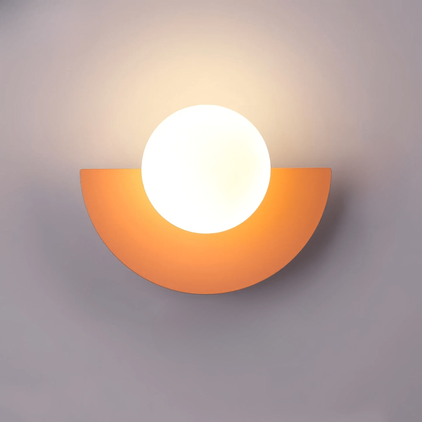 "Lampada da parete nordica minimalista, metallo e resina, linee pulite, ideale per interni moderni."