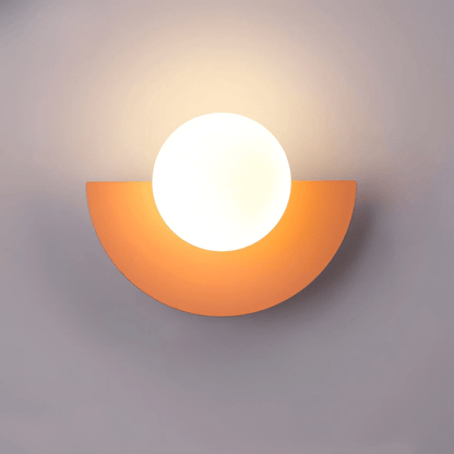 "Lampada da parete nordica minimalista, metallo e resina, linee pulite, ideale per interni moderni."
