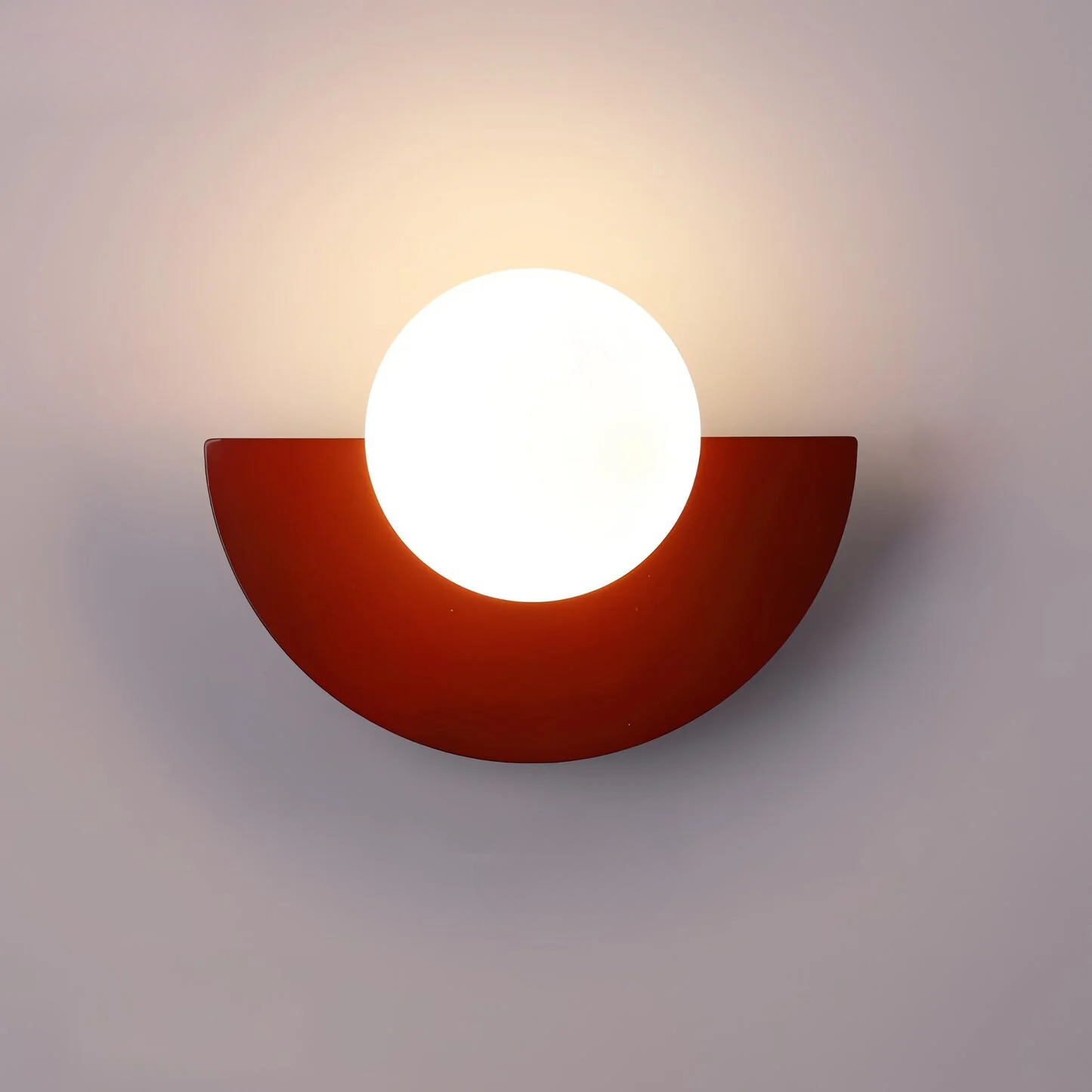 "Lampada da parete nordica minimalista, metallo e resina, linee pulite, ideale per interni moderni."