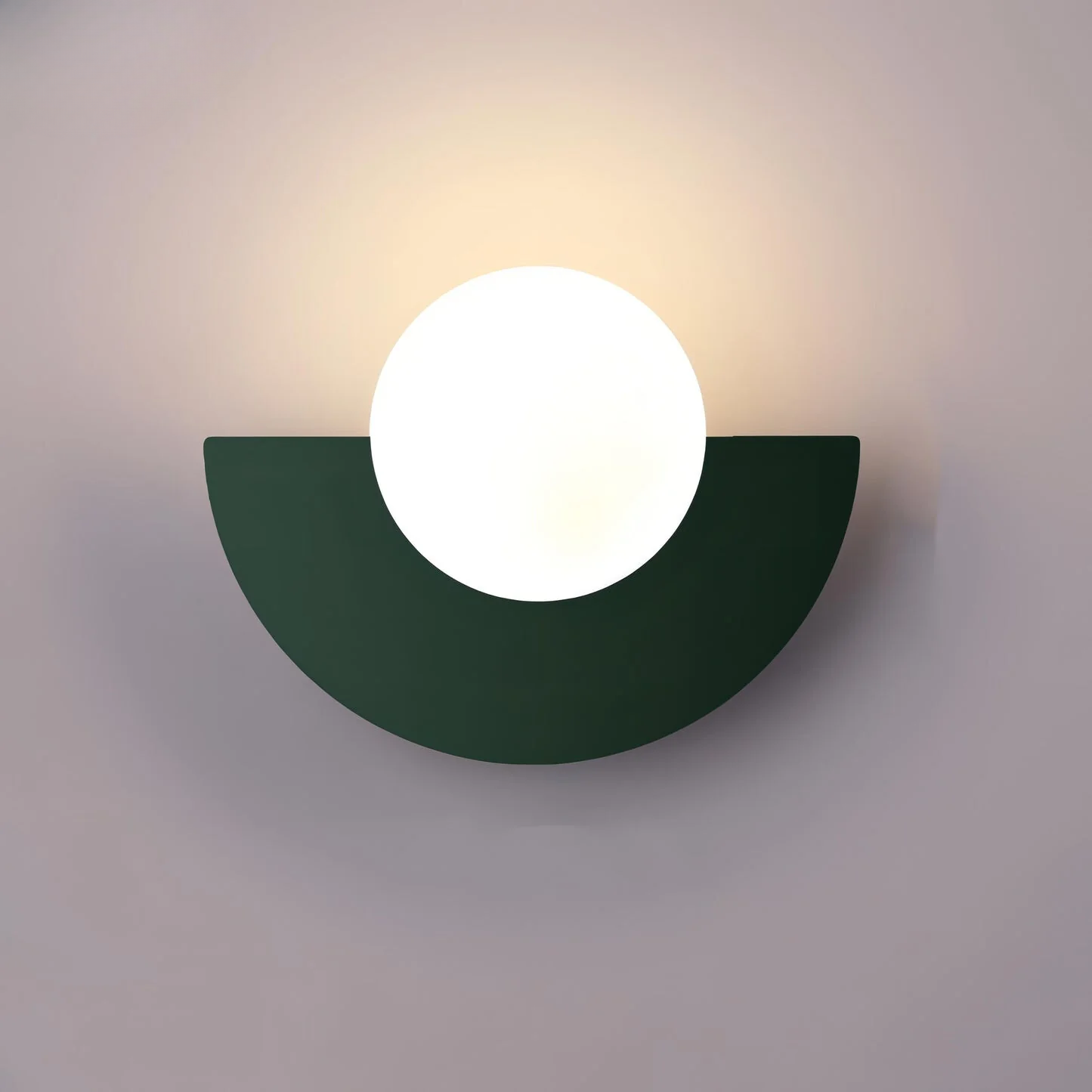 "Lampada da parete nordica minimalista, metallo e resina, linee pulite, ideale per interni moderni."