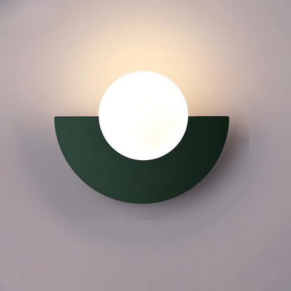 "Lampada da parete nordica minimalista, metallo e resina, linee pulite, ideale per interni moderni."