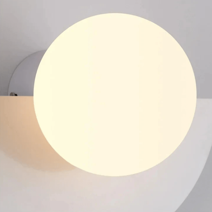 "Lampada da parete nordica minimalista, metallo e resina, linee pulite, ideale per interni moderni."