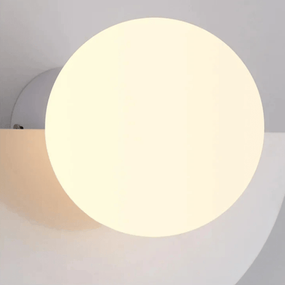 "Lampada da parete nordica minimalista, metallo e resina, linee pulite, ideale per interni moderni."