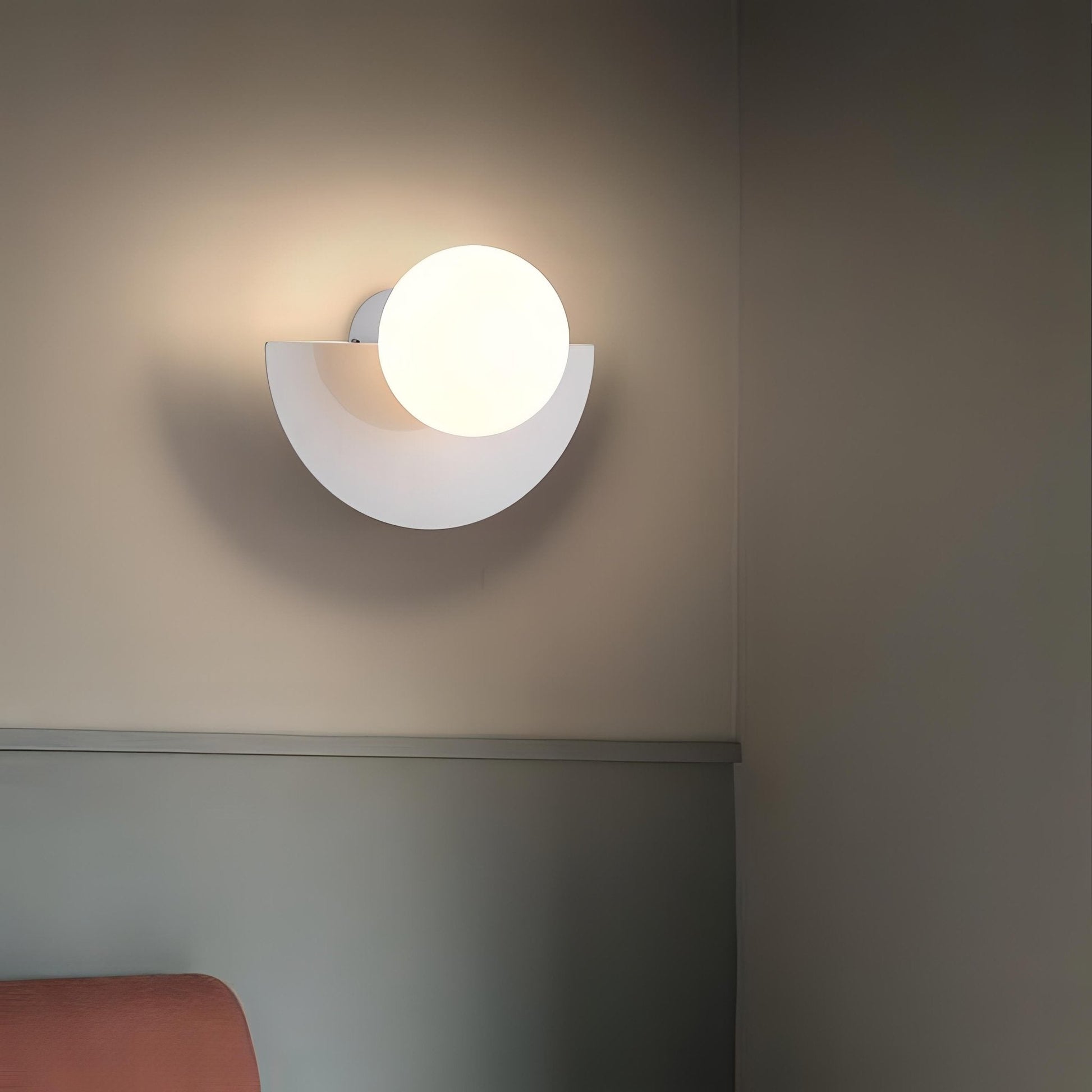 "Lampada da parete nordica minimalista, metallo e resina, linee pulite, ideale per interni moderni."