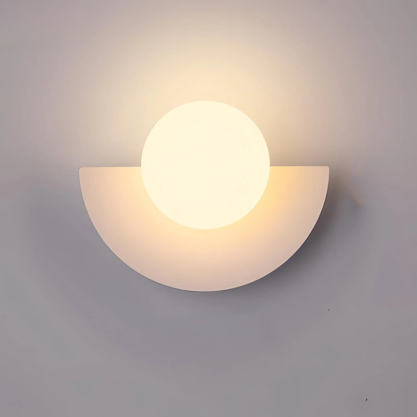 "Lampada da parete nordica minimalista, metallo e resina, linee pulite, ideale per interni moderni."