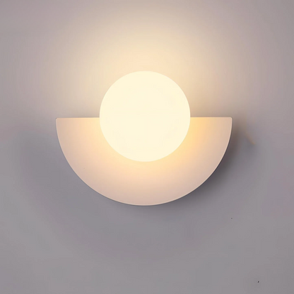 "Lampada da parete nordica minimalista, metallo e resina, linee pulite, ideale per interni moderni."