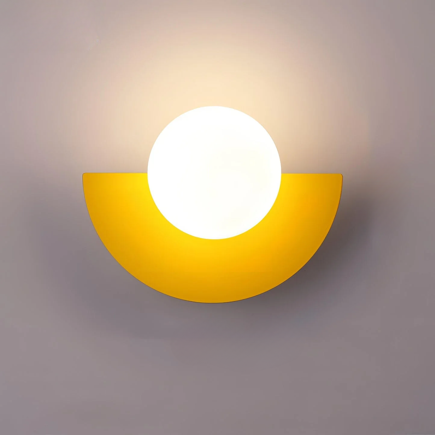 "Lampada da parete nordica minimalista, metallo e resina, linee pulite, ideale per interni moderni."