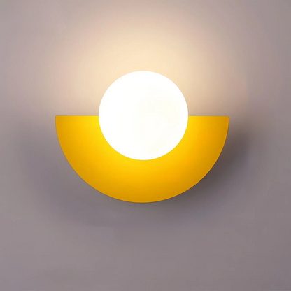 "Lampada da parete nordica minimalista, metallo e resina, linee pulite, ideale per interni moderni."