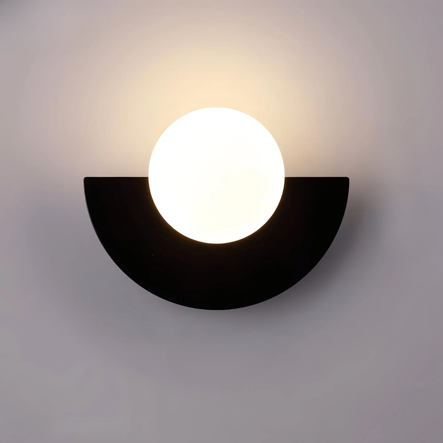 "Lampada da parete nordica minimalista, metallo e resina, linee pulite, ideale per interni moderni."