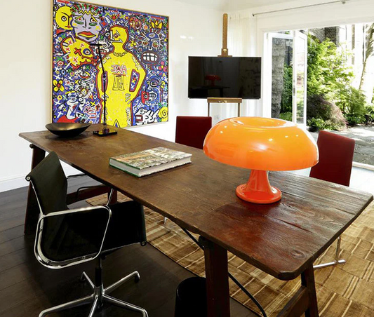 Lampada da tavolo LED design a fungo, moderna ed elegante, luce calda per interni, perfetta per uffici e soggiorni.