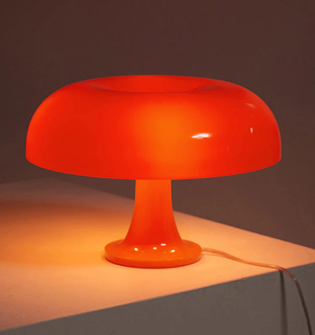 Lampada da tavolo LED design a fungo, moderna ed elegante, luce calda per interni, perfetta per uffici e soggiorni.