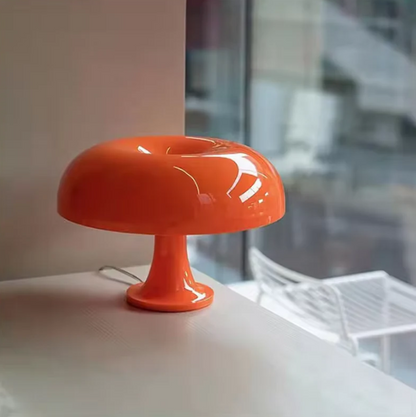 Lampada da tavolo LED design a fungo, moderna ed elegante, luce calda per interni, perfetta per uffici e soggiorni.