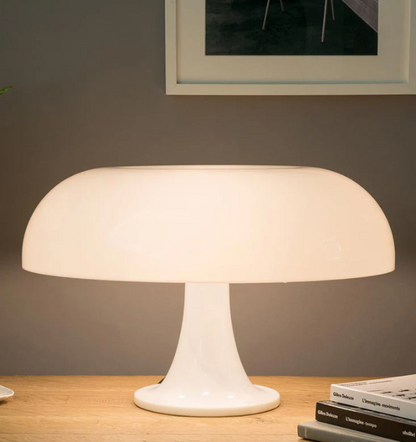 Lampada da tavolo LED design a fungo, moderna ed elegante, luce calda per interni, perfetta per uffici e soggiorni.