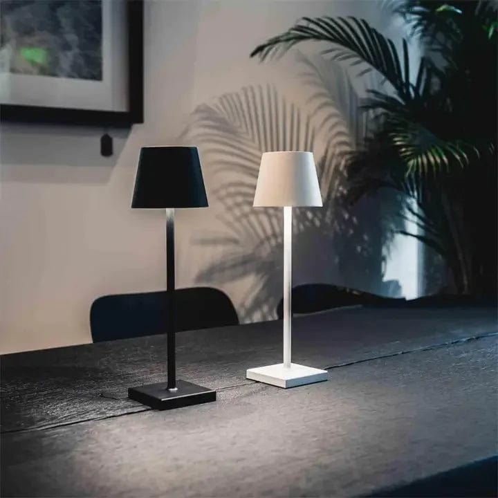 "Lampada da tavolo LED impermeabile con controllo Alexa, design minimalista wireless, luce a 360°, alluminio elegante."