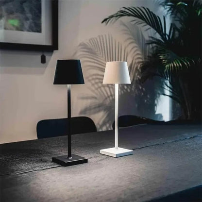 "Lampada da tavolo LED impermeabile con controllo Alexa, design minimalista wireless, luce a 360°, alluminio elegante."