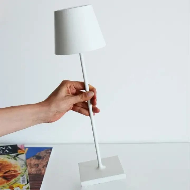 "Lampada da tavolo LED impermeabile con controllo Alexa, design minimalista wireless, luce a 360°, alluminio elegante."