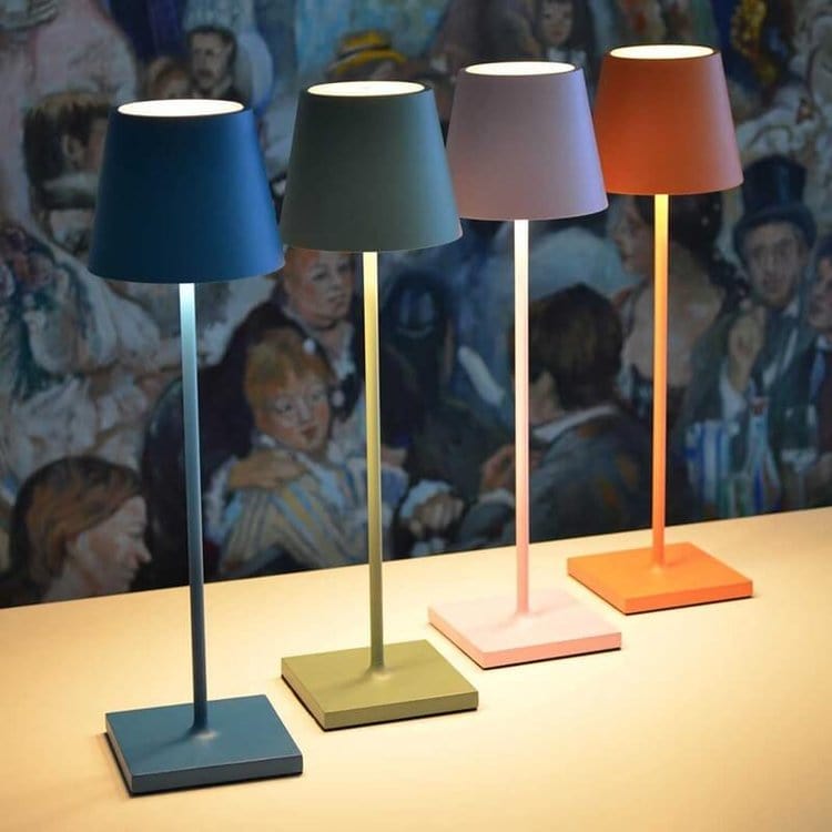 "Lampada da tavolo LED impermeabile con controllo Alexa, design minimalista wireless, luce a 360°, alluminio elegante."