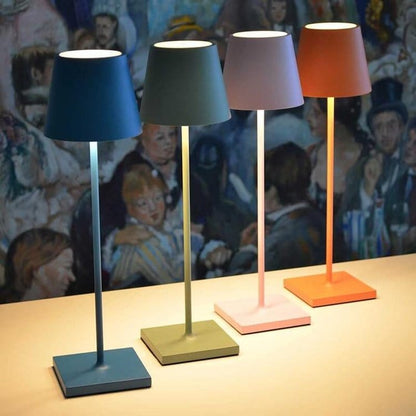 "Lampada da tavolo LED impermeabile con controllo Alexa, design minimalista wireless, luce a 360°, alluminio elegante."