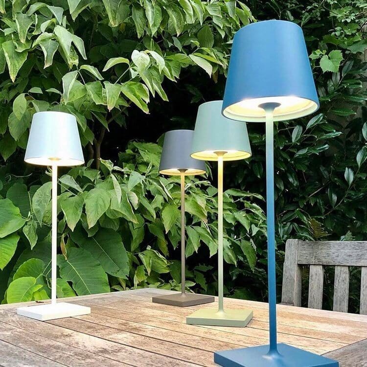 "Lampada da tavolo LED impermeabile con controllo Alexa, design minimalista wireless, luce a 360°, alluminio elegante."