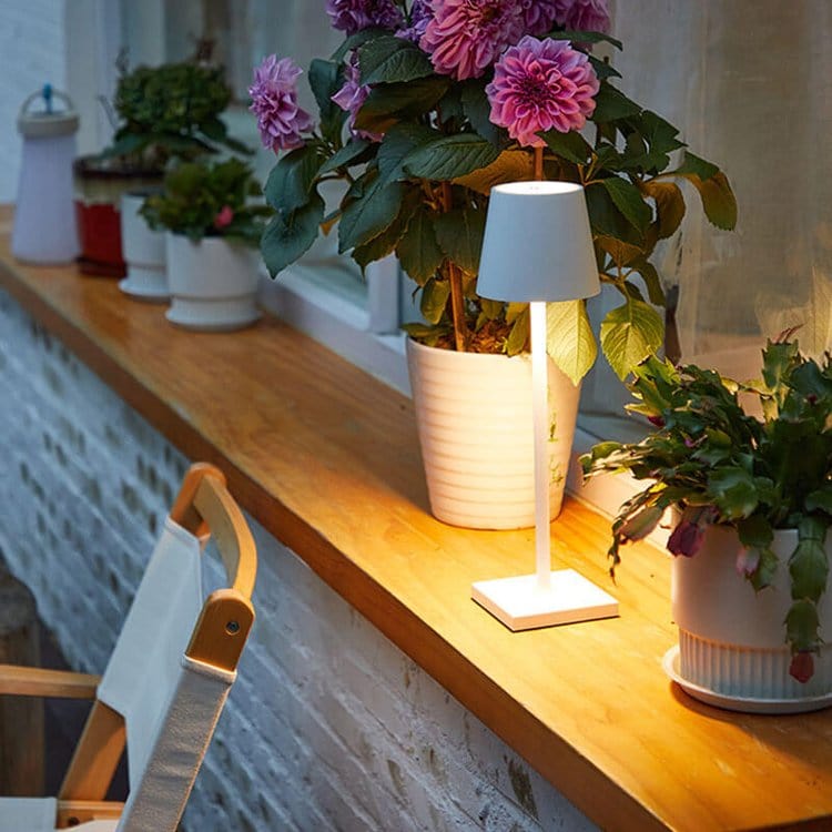 "Lampada da tavolo LED impermeabile con controllo Alexa, design minimalista wireless, luce a 360°, alluminio elegante."