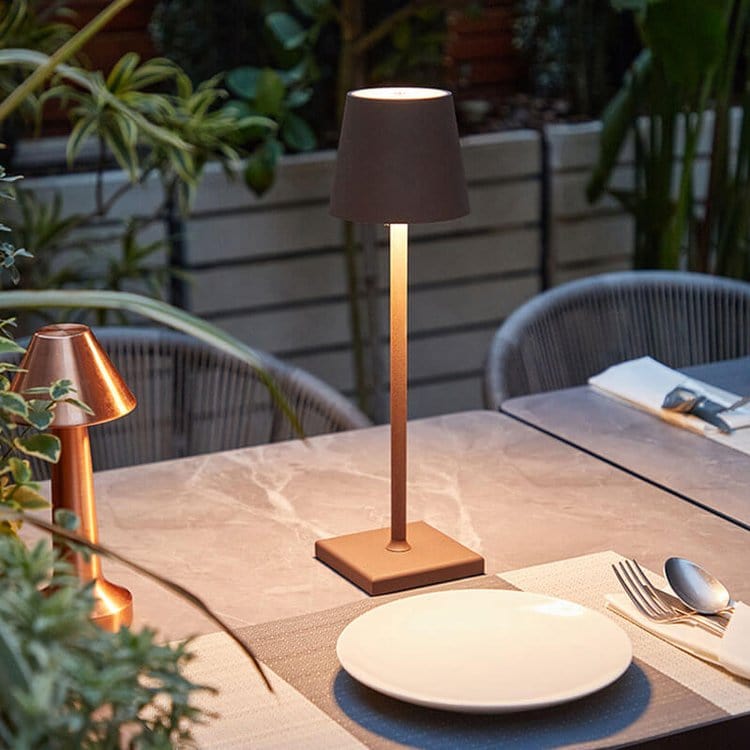 "Lampada da tavolo LED impermeabile con controllo Alexa, design minimalista wireless, luce a 360°, alluminio elegante."