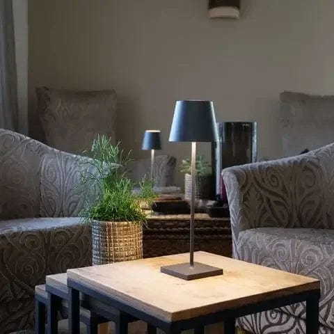 "Lampada da tavolo LED impermeabile con controllo Alexa, design minimalista wireless, luce a 360°, alluminio elegante."