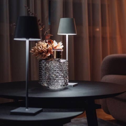 "Lampada da tavolo LED impermeabile con controllo Alexa, design minimalista wireless, luce a 360°, alluminio elegante."