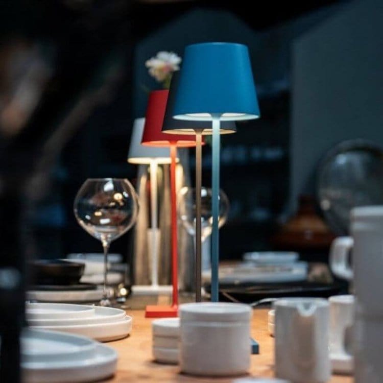 "Lampada da tavolo LED impermeabile con controllo Alexa, design minimalista wireless, luce a 360°, alluminio elegante."