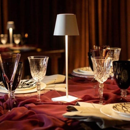 "Lampada da tavolo LED impermeabile con controllo Alexa, design minimalista wireless, luce a 360°, alluminio elegante."