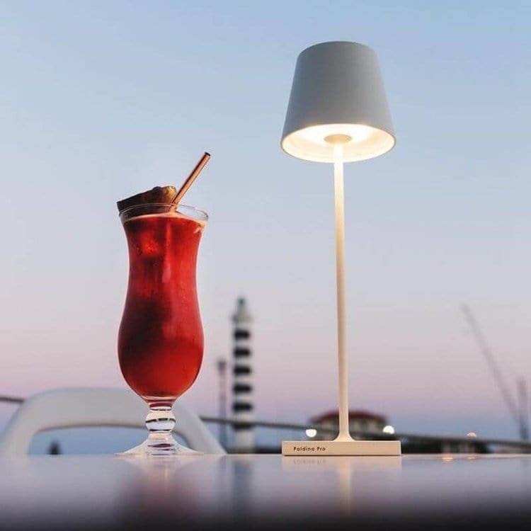 "Lampada da tavolo LED impermeabile con controllo Alexa, design minimalista wireless, luce a 360°, alluminio elegante."