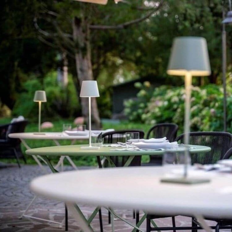 "Lampada da tavolo LED impermeabile con controllo Alexa, design minimalista wireless, luce a 360°, alluminio elegante."