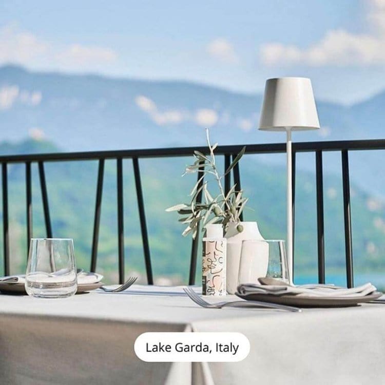 "Lampada da tavolo LED impermeabile con controllo Alexa, design minimalista wireless, luce a 360°, alluminio elegante."