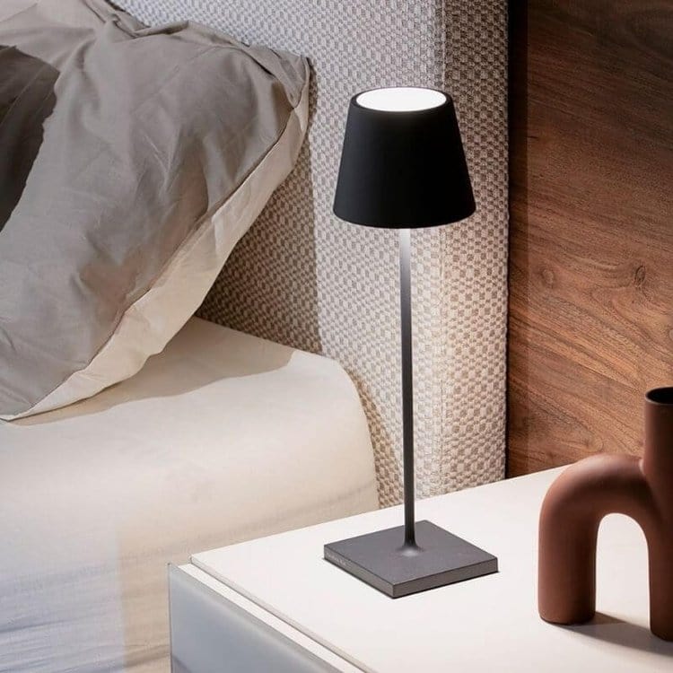 "Lampada da tavolo LED impermeabile con controllo Alexa, design minimalista wireless, luce a 360°, alluminio elegante."