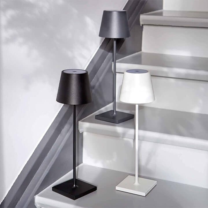"Lampada da tavolo LED impermeabile con controllo Alexa, design minimalista wireless, luce a 360°, alluminio elegante."
