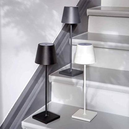 "Lampada da tavolo LED impermeabile con controllo Alexa, design minimalista wireless, luce a 360°, alluminio elegante."