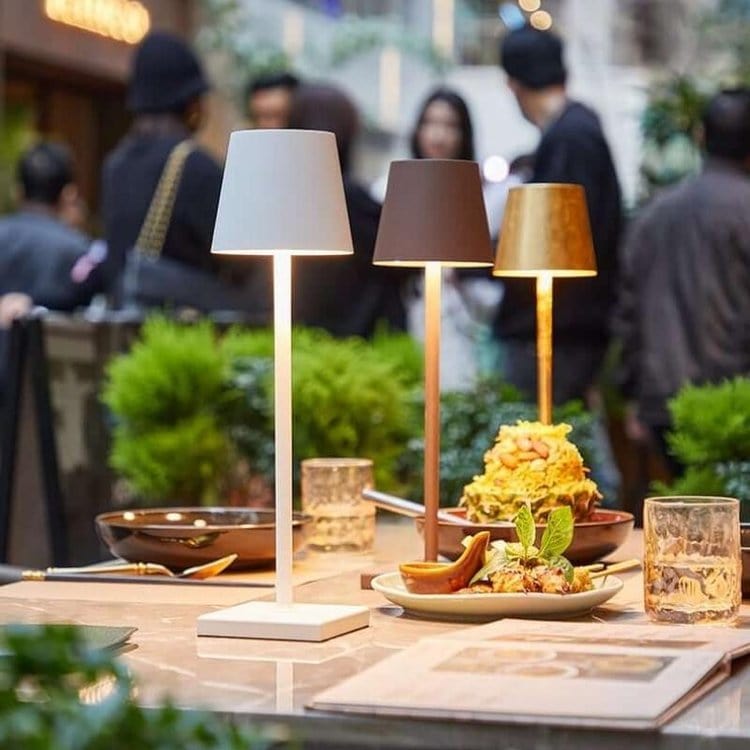 "Lampada da tavolo LED impermeabile con controllo Alexa, design minimalista wireless, luce a 360°, alluminio elegante."