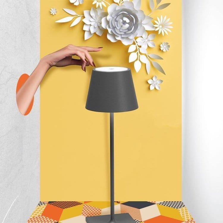 "Lampada da tavolo LED impermeabile con controllo Alexa, design minimalista wireless, luce a 360°, alluminio elegante."