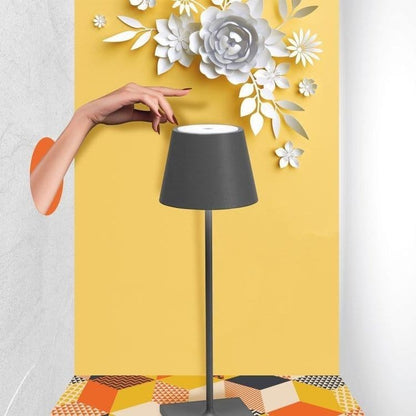 "Lampada da tavolo LED impermeabile con controllo Alexa, design minimalista wireless, luce a 360°, alluminio elegante."