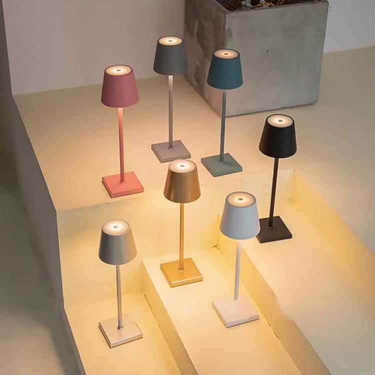 "Lampada da tavolo LED impermeabile con controllo Alexa, design minimalista wireless, luce a 360°, alluminio elegante."